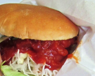 ぶたパックンは茨城県産の豚を使ったご当地バーガーです。ケチャップとソースで作った「行方特製ソース」が絶妙です。