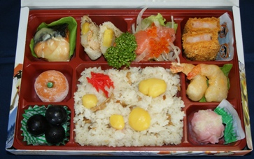 梅久は日替わり弁当や四季いろどり弁当・茨城空港開港記念の空弁コンテスト最優秀賞受賞の小美玉いろどり弁当などご用意しております。