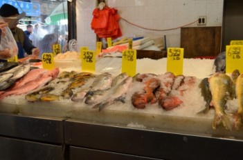 串とんぼ夷は毎日新鮮な野菜や魚を仕入れています