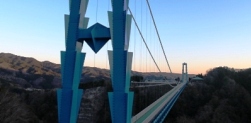 本州一の長さを誇る竜神大吊橋で一時のスリルを味わえます