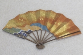 久氏は和紙としてのかな料紙だけでなく、新たな試みとして飾り扇なども作っています。