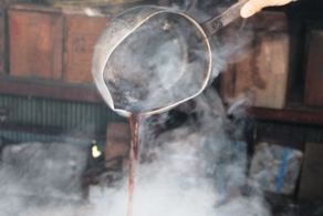 古色を出すために、楢(ナラ)の木の皮を釜で３日間煮詰めて茶色を出していきます。