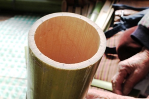 うちわの材料となる真竹です。3～4年経った竹を用いて良い竹を吟味して選びます。そして、9等分にして竹を切ってきます。