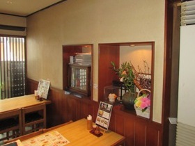 出前が得意な茨城県石岡市国府の丸三そば店の店内は落ち着いた蕎麦屋らしさが漂う