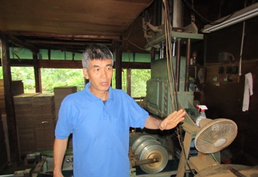線香職人・駒村道廣は五代目として、伝統的な杉線香づくりの技をいまに伝えています。