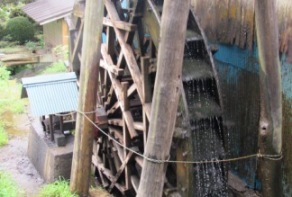駒村清明堂では筑波山の渓流（恋瀬川の源流）を利用し水車を回しています。