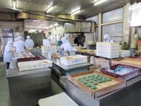 茨城県石岡市柿岡にある土田製菓の草餅やパンの製造風景です