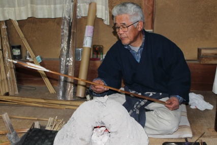 ２０歳の頃に本格的に竹矢を始めました。矢師として１人前になるには１５年から２０年はかかります。