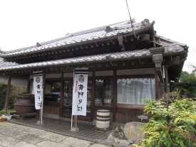 茨城県笠間市下郷の355号線沿いに店舗と工場があります。