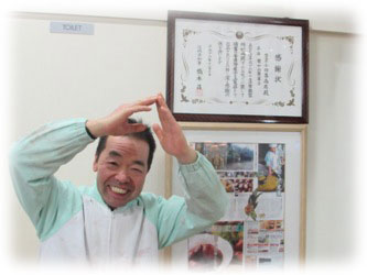 栗のポーズをされている小田喜社長。