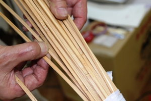 竹ヒゴには節をきれいに削り天日干しして乾燥させたものを使います。