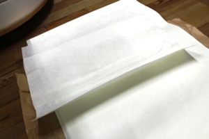 厚さが均一な国産の和紙を使用します。