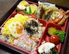 小美玉いろどり弁当は茨城空港開港記念の空弁コンテスト最優秀賞受賞の弁当です。通称・そら弁です。