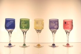グラヴィールの技術で表現された5種類の蘭が色鮮やかに咲き誇ったワイングラスです。