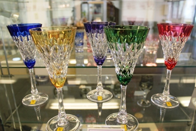五色のワイングラスです。色せクリスタルガラスにシンプルなカットが施されています。
