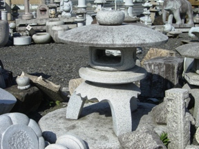 石の利用の歴史は古く、桜川市には石器時代の遺跡が数多く発見され、様々な石器・石棺が出土しています。