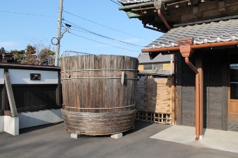 柴沼醤油醸造の醤油樽です。100年前、200年前の木樽もあります。