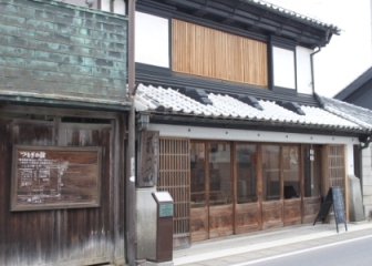 つむぎの館の南側に位置する、着物や着物に必要な小物類を扱うお店です。,奥順株式会社, つむぎの館