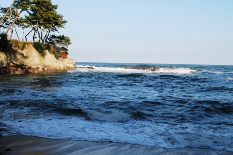 海岸から見た六角堂