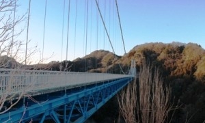 本州一の長さを誇る竜神大吊橋で一時のスリルを味わえます