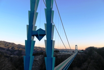 平成18年に完成した大分県の「九重 ”夢” 大吊橋」が完成するまでは日本一の長さを記録していました