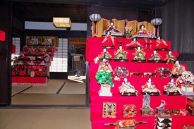 国の重要文化財「坂野家住宅」いくつものひな人形が飾られています