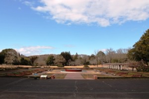 茨城県植物園内の噴水のある美しい沈床園です。