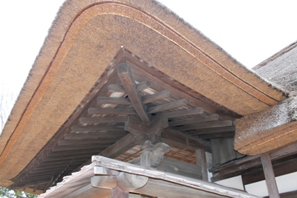 麻生藩家老屋敷記念館の茅葺き屋根でとても手入れされていて綺麗です。
