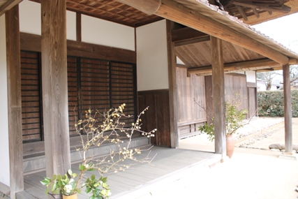 麻生藩家老屋敷の軒下です。,廃藩置県によりその歴史を閉じました。