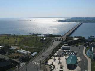 霞ヶ浦ふれあいランド虹の塔から見える霞ヶ浦大橋