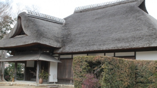豪壮な入母屋造の茅葺き屋根が特徴の麻生藩家老屋敷（行方市）
