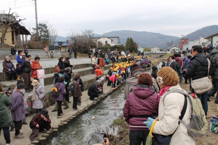 和の風流し雛を見ようと多くの人が山口川に来ていました。