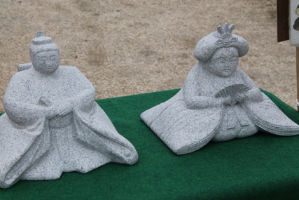 真壁石材組合が作った石のひな人形です。