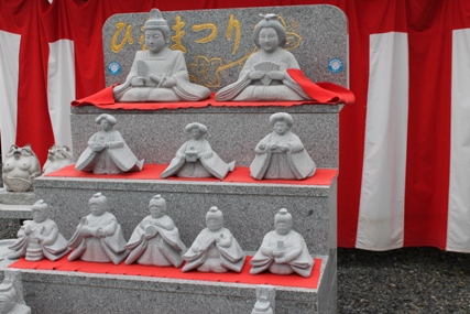 茨城県真壁石工技能士会が制作した石の雛人形