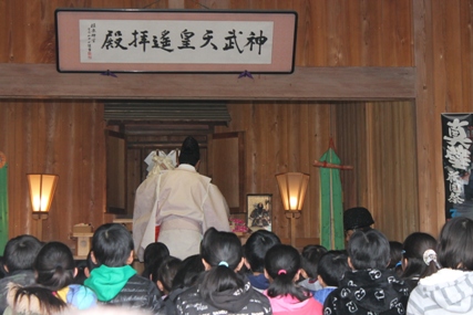 地元小学生が参加した和の風流し雛,ご祈祷,真壁小学校