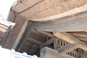 茨城県行方市玉造にある伝統的な茅葺き屋根です。