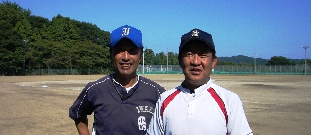広瀬元監督と同期の小松氏（2010年度磐城高校野球部ＯＢ会イベント写真）